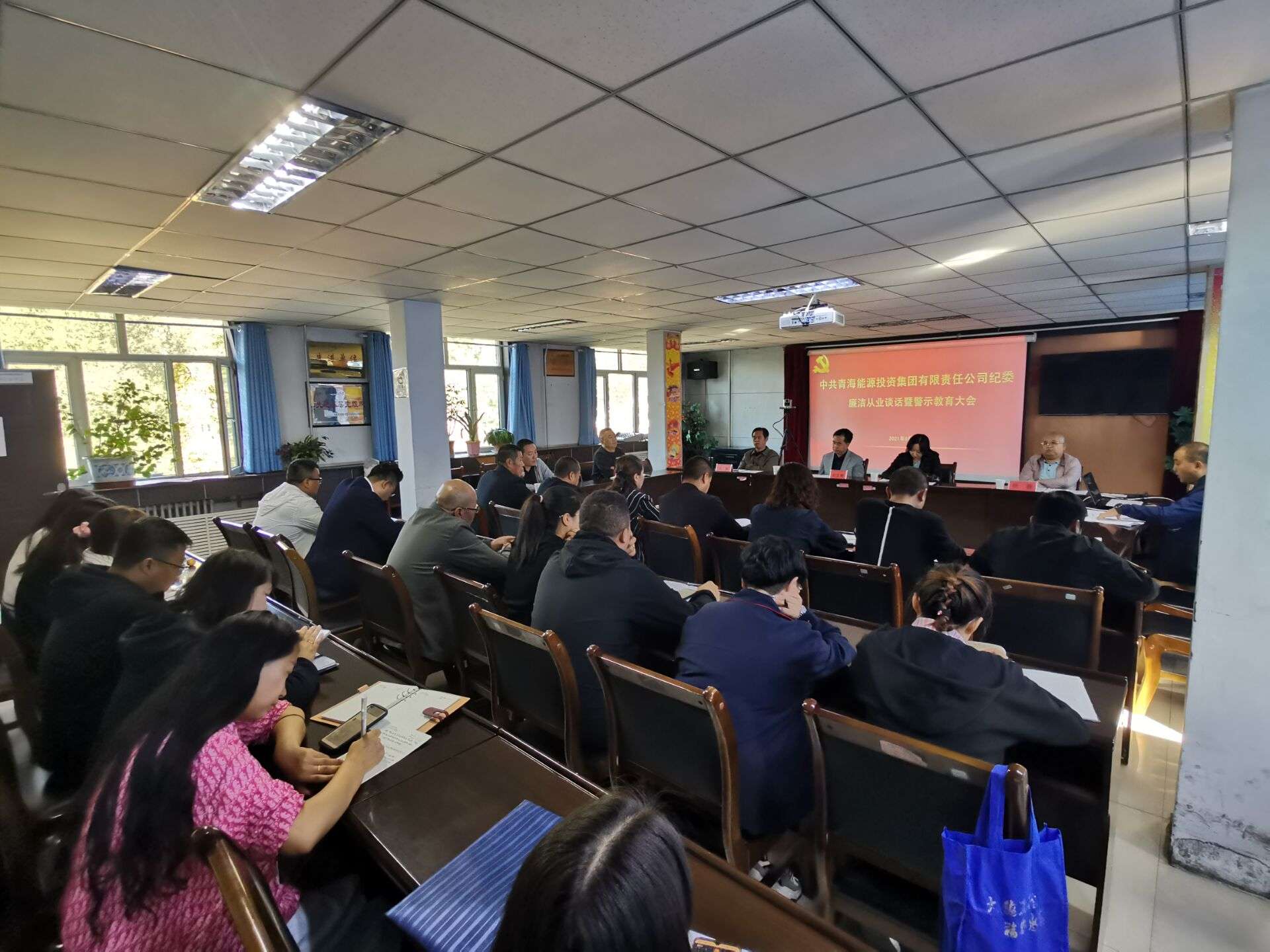 集團公司紀(jì)委開展廉潔談話活動  黃奇中攝.jpg